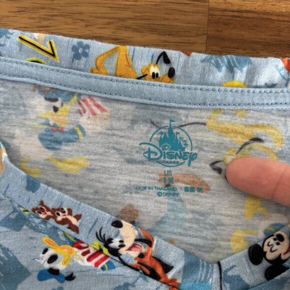 Walt Disney World EPCOT 2019 V-neck Short Sleeve Top Women’s 1X Blue Vacation - Picture 12 of 12